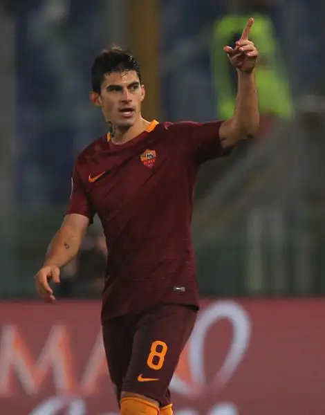 Importante e sofferta vittoria per la Roma che grazie a Dzeko e Perotti piega il Pescara riagganciando il Milan al secondo posto della classifica, a -4 dalla Juventus sconfitta a Genova.