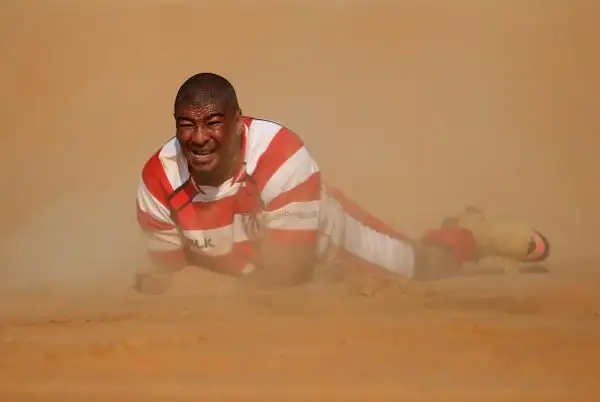 Le spettacolari immagini della partita tra RAK Goats e Beaver Nomads giocata sul campo in sabbia del Bin Majid Beach Resort negli Emirati Arabi.