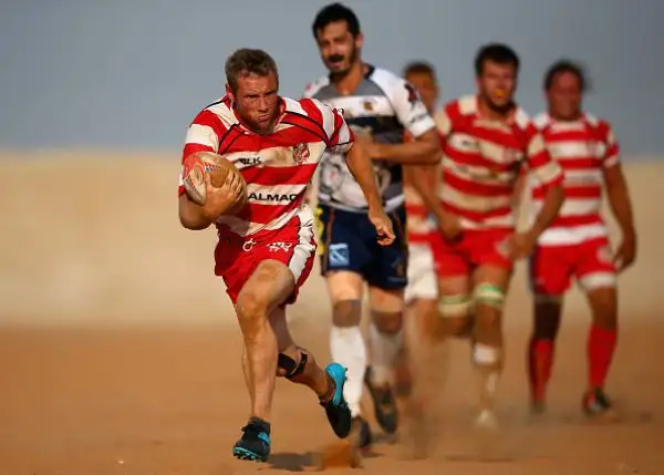 Le spettacolari immagini della partita tra RAK Goats e Beaver Nomads giocata sul campo in sabbia del Bin Majid Beach Resort negli Emirati Arabi.
