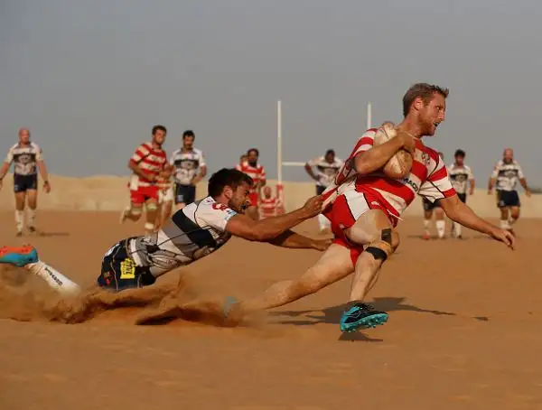 Le spettacolari immagini della partita tra RAK Goats e Beaver Nomads giocata sul campo in sabbia del Bin Majid Beach Resort negli Emirati Arabi.