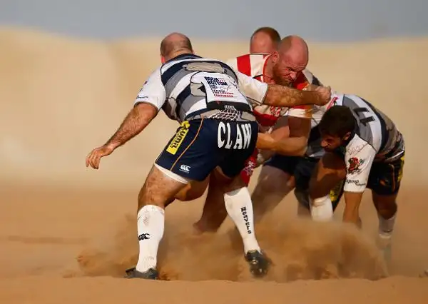 Le spettacolari immagini della partita tra RAK Goats e Beaver Nomads giocata sul campo in sabbia del Bin Majid Beach Resort negli Emirati Arabi.