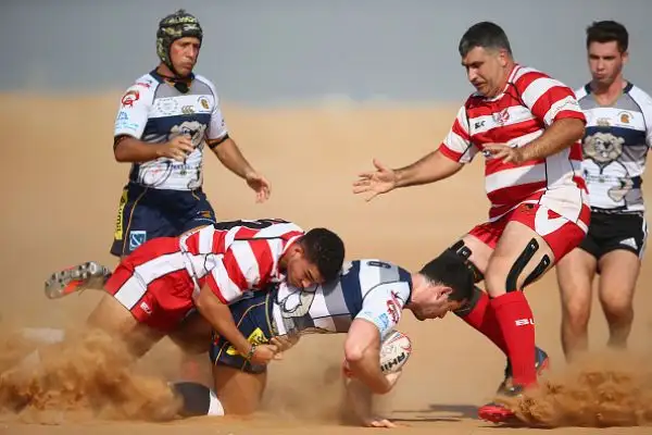 Le spettacolari immagini della partita tra RAK Goats e Beaver Nomads giocata sul campo in sabbia del Bin Majid Beach Resort negli Emirati Arabi.