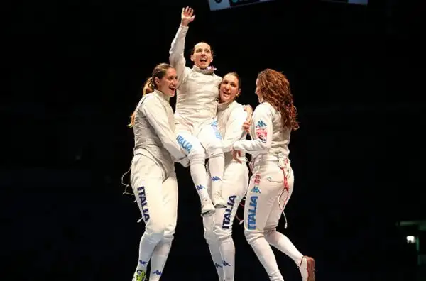 Aprile: Valentina Vezzali chiude la sua leggendaria carriera conquistando la medaglia d'argento ai mondiali a squadre.