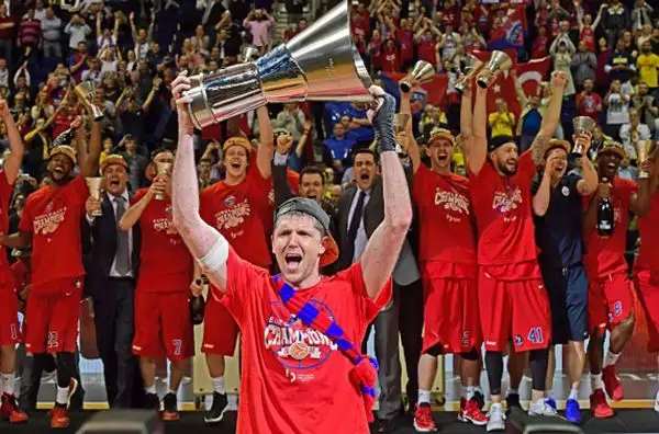 Maggio: il Cska Mosca vince la finale di Eurolega battendo dopo un supplementare il Fenerbahce di Datome.