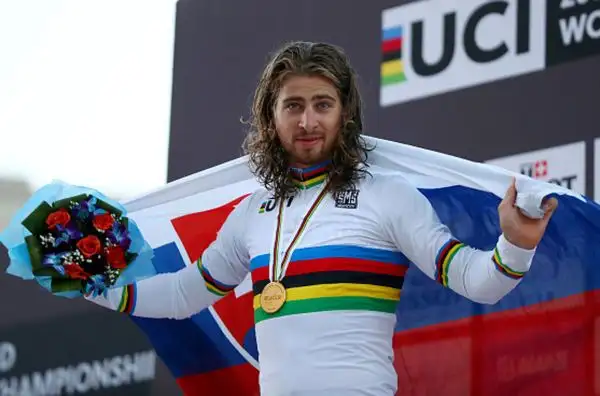 Ottobre: a Doha Peter Sagan si conferma campione del mondo nella prova in linea di ciclismo.