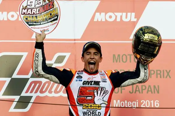 Ottobre: Marc Marquez conquista in anticipo il suo quinto titolo mondiale, il terzo nella classe regina. Valentino Rossi chiude la stagione al secondo posto, terzo Lorenzo.