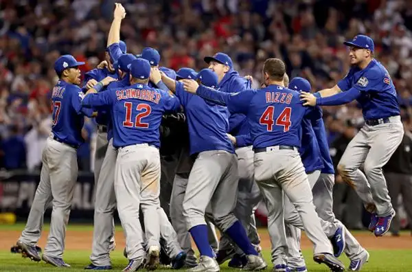 Novembre: i Chicago Cubs si aggiudicano una storica edizione delle World Series in MLB contro i Cleveland Indians interrompendo un digiuno che durava dal 1908.