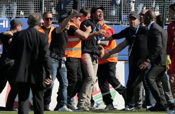 I tifosi della squadra di casa invadono il campo e attaccano i giocatori del Lione, sospeso il match