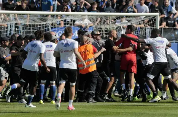 I tifosi della squadra di casa invadono il campo e attaccano i giocatori del Lione, sospeso il match