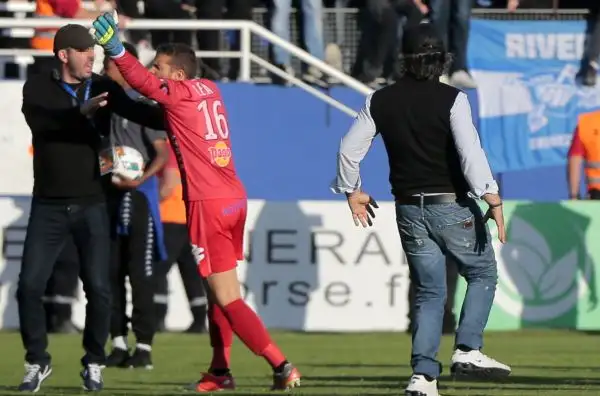 I tifosi della squadra di casa invadono il campo e attaccano i giocatori del Lione, sospeso il match