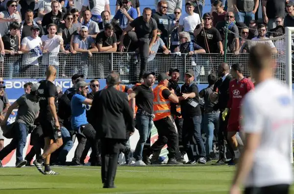 I tifosi della squadra di casa invadono il campo e attaccano i giocatori del Lione, sospeso il match