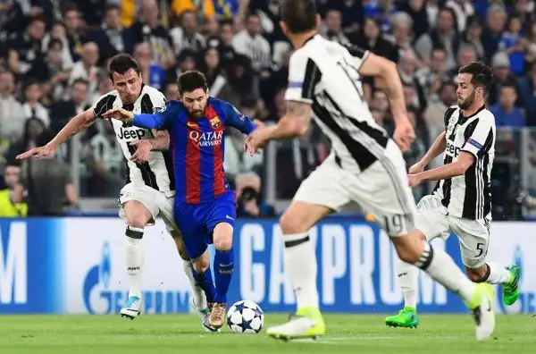 Bianconeri travolgenti nell'andata dei quarti di finale di Champions League: contro i blaugrana a segno Dybala con una doppietta e Chiellini