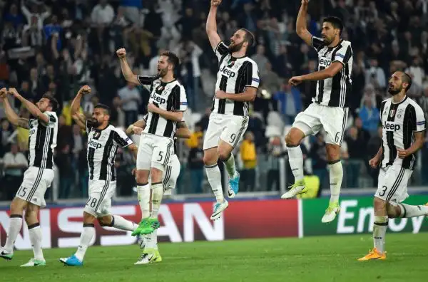 Bianconeri travolgenti nell'andata dei quarti di finale di Champions League: contro i blaugrana a segno Dybala con una doppietta e Chiellini