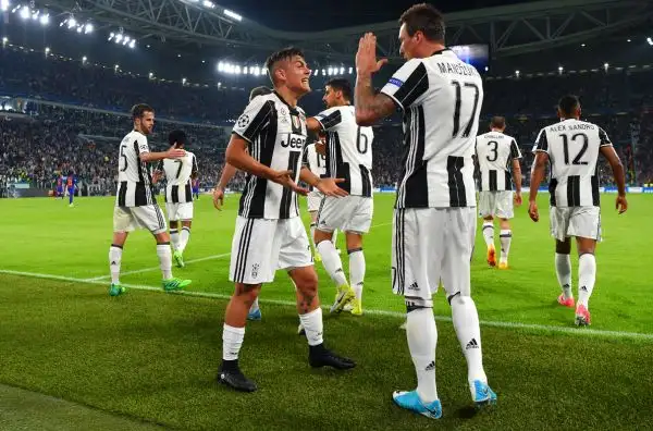 Bianconeri travolgenti nell'andata dei quarti di finale di Champions League: contro i blaugrana a segno Dybala con una doppietta e Chiellini
