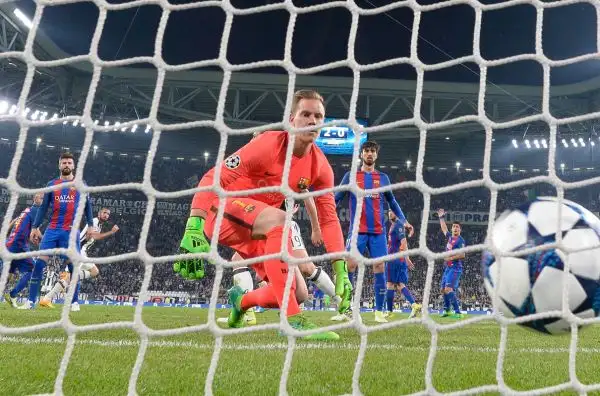 Bianconeri travolgenti nell'andata dei quarti di finale di Champions League: contro i blaugrana a segno Dybala con una doppietta e Chiellini