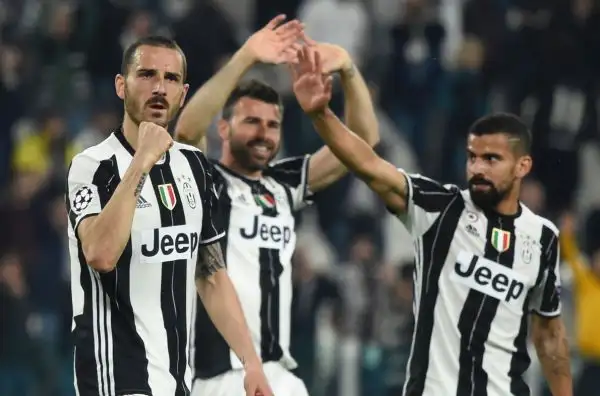 Bianconeri travolgenti nell'andata dei quarti di finale di Champions League: contro i blaugrana a segno Dybala con una doppietta e Chiellini