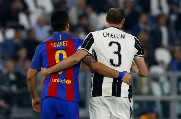 Bianconeri travolgenti nell'andata dei quarti di finale di Champions League: contro i blaugrana a segno Dybala con una doppietta e Chiellini