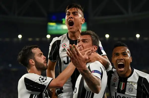 Bianconeri travolgenti nell'andata dei quarti di finale di Champions League: contro i blaugrana a segno Dybala con una doppietta e Chiellini