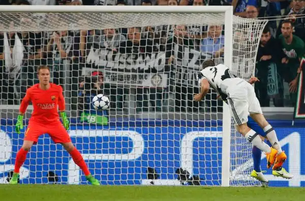 Bianconeri travolgenti nell'andata dei quarti di finale di Champions League: contro i blaugrana a segno Dybala con una doppietta e Chiellini
