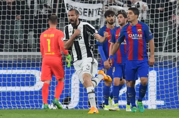 Bianconeri travolgenti nell'andata dei quarti di finale di Champions League: contro i blaugrana a segno Dybala con una doppietta e Chiellini