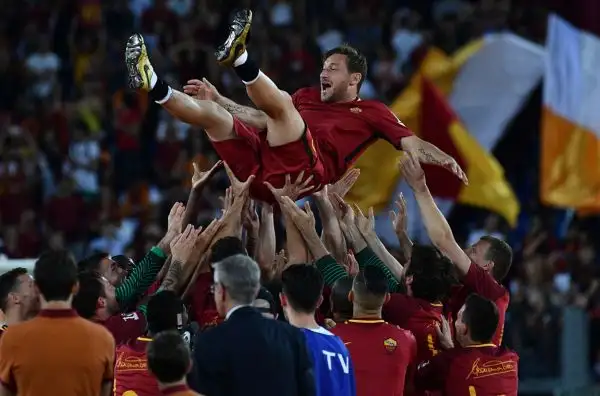Lacrime all'Olimpico, lo storico numero 10 saluta un'ultima volta i tifosi giallorossi.