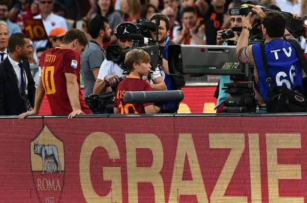 Lacrime all'Olimpico, lo storico numero 10 saluta un'ultima volta i tifosi giallorossi.