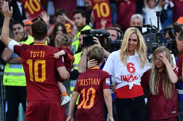 Lacrime all'Olimpico, lo storico numero 10 saluta un'ultima volta i tifosi giallorossi.
