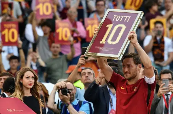 Lacrime all'Olimpico, lo storico numero 10 saluta un'ultima volta i tifosi giallorossi.