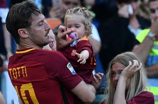 Lacrime all'Olimpico, lo storico numero 10 saluta un'ultima volta i tifosi giallorossi.