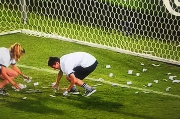 Durante la partita degli Azzurrini compare uno striscione "Dollarumma", poi lanciati tanti soldi finti in campo.