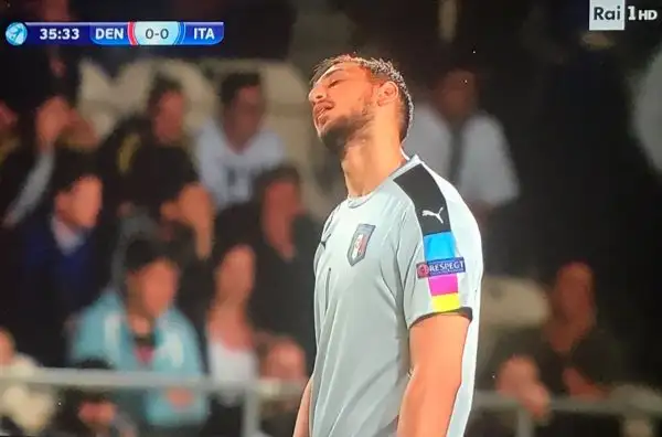 Durante la partita degli Azzurrini compare uno striscione "Dollarumma", poi lanciati tanti soldi finti in campo.