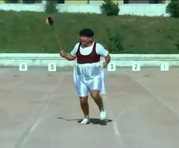 Tedoforo dei Giochi Aziendali si ustiona al momento dell'accensione del braciere.