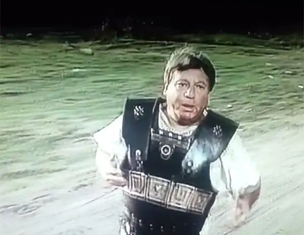 Fantozzi salta da un'epoca all'altra con grande leggiadria.