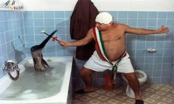 Improvvisatosi schermitore se la vede con un 'regalo' della mafia.