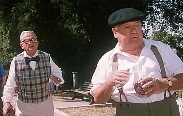 A bocce, con il fido Filini, ne combina di tutti i colori.
