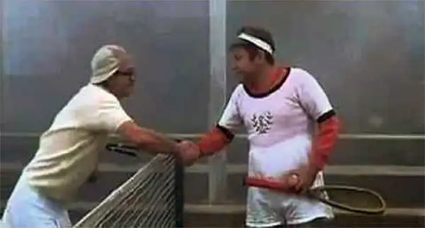 Scambio di convenevoli con il collega Filini prima dell'incontro di tennis poi sospeso per nebbia.