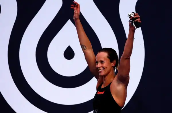Federica conquista il terzo oro iridato della sua carriera. Poi annuncia: "Sono i miei ultimi 200".