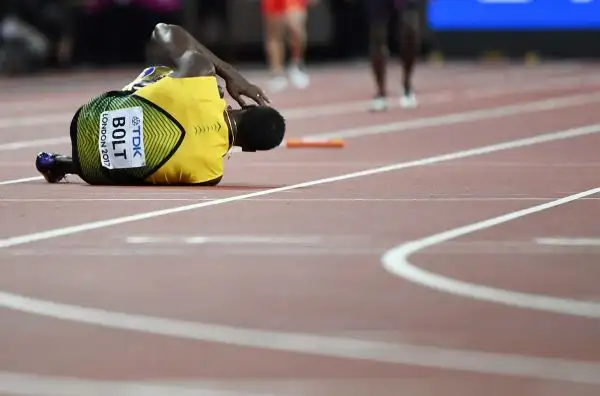 Bolt, ancora uno choc: drammatico infortunio nella 4x100 che ha chiuso la sua carriera. Epilogo amarissimo per il giamaicano, che non conclude la gara.