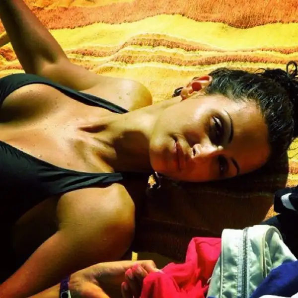 "Troppo bella" per stare a bordo campo durante le partite. "Distrae i giocatori". Così la Stella Rossa Belgrado ha chiesto alla conduttrice serba di allontanarsi dal terreno di gioco.