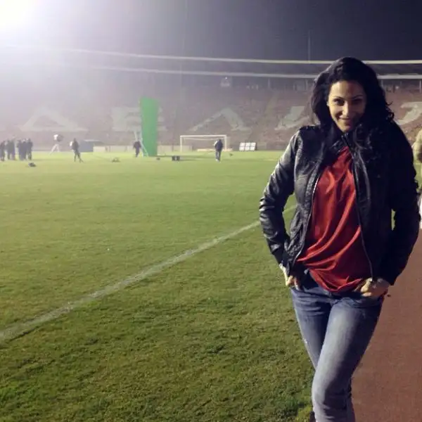 "Troppo bella" per stare a bordo campo durante le partite. "Distrae i giocatori". Così la Stella Rossa Belgrado ha chiesto alla conduttrice serba di allontanarsi dal terreno di gioco.