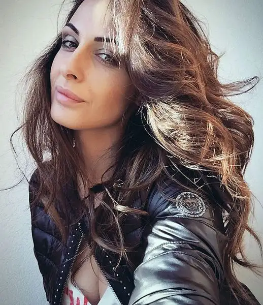 "Troppo bella" per stare a bordo campo durante le partite. "Distrae i giocatori". Così la Stella Rossa Belgrado ha chiesto alla conduttrice serba di allontanarsi dal terreno di gioco.