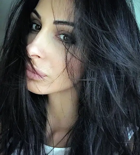 "Troppo bella" per stare a bordo campo durante le partite. "Distrae i giocatori". Così la Stella Rossa Belgrado ha chiesto alla conduttrice serba di allontanarsi dal terreno di gioco.