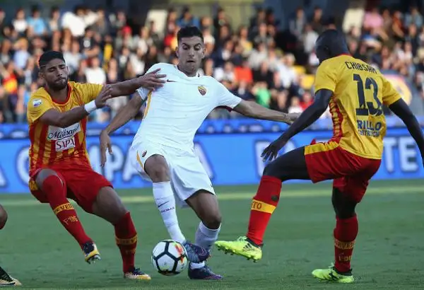 La Roma non molla il treno scudetto e nel secondo anticipo della quinta giornata supera indenne la pratica Benevento con doppietta di Dzeko e doppio autogol degli sfortunati campani.