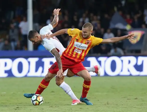 La Roma non molla il treno scudetto e nel secondo anticipo della quinta giornata supera indenne la pratica Benevento con doppietta di Dzeko e doppio autogol degli sfortunati campani.