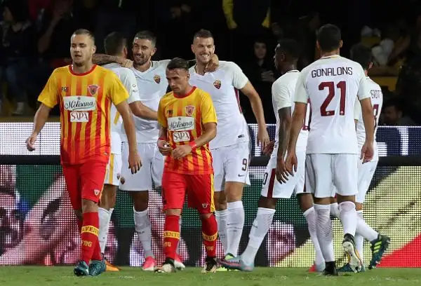 La Roma non molla il treno scudetto e nel secondo anticipo della quinta giornata supera indenne la pratica Benevento con doppietta di Dzeko e doppio autogol degli sfortunati campani.