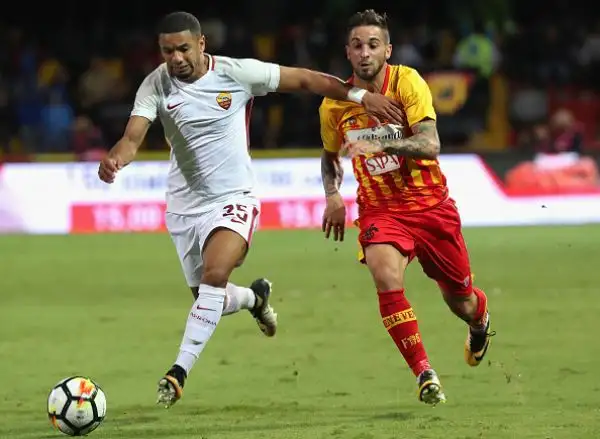 La Roma non molla il treno scudetto e nel secondo anticipo della quinta giornata supera indenne la pratica Benevento con doppietta di Dzeko e doppio autogol degli sfortunati campani.