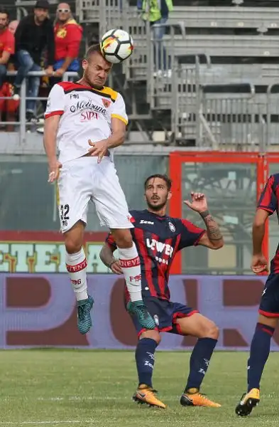 Il Crotone piega un Benevento ancora fermo a 0 punti.