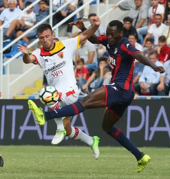 Il Crotone piega un Benevento ancora fermo a 0 punti.