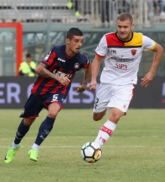 Il Crotone piega un Benevento ancora fermo a 0 punti.