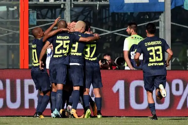 L'inter passa in Calabria nel finale con Skriniar che trova l'1-0 all'83' con un tiro di punta sugli sviluppi di un calcio di punizione, allo scadere Perisic chiude la partita.
